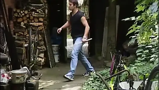 Sarışın azgın sert büyük yarakla tamirci tarafından sert sikiliyor