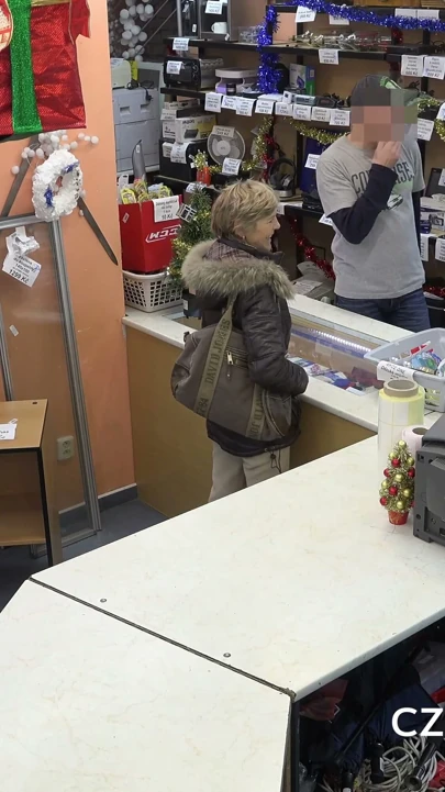 Dolu dolu sarışın çok özel bir anlaşma için geri geliyor (CzechPawnShop) | Bölüm 2