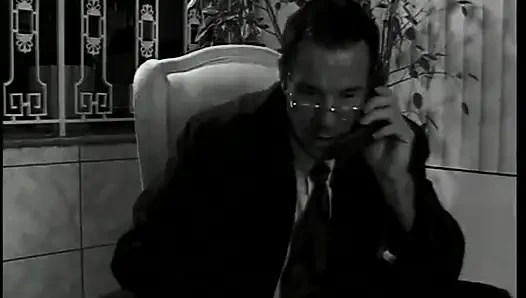 Sürtük denetçi için bacaklarını açıyor ve mastürbasyon yapıyor