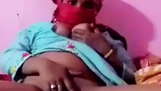 Boyfriend Se video call per baat kar rahi hai