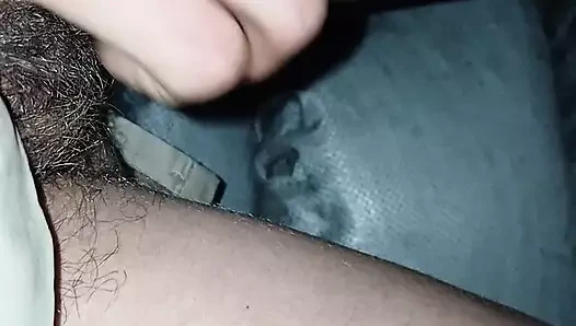 Kimse lezbiyen olduğumuzu öğrenmesin diye kulübede saklanıyoruz