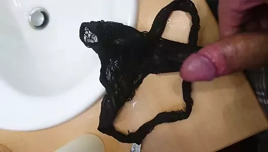 branle sur un string de ma femme pendant qu elle se douche