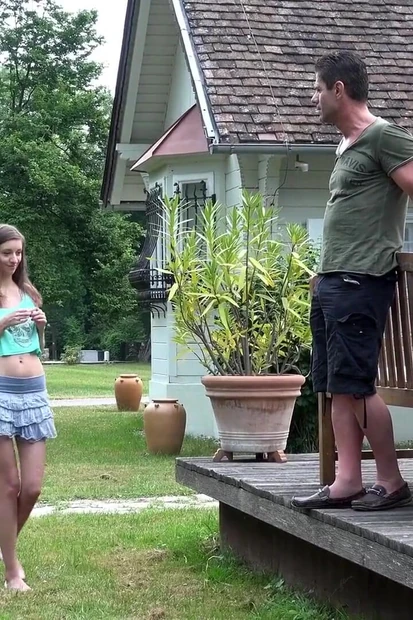 Юная брюнетка Ria Hill промокла в писсинге во время сосет и трахается во время извращенной анальной секс-сессии