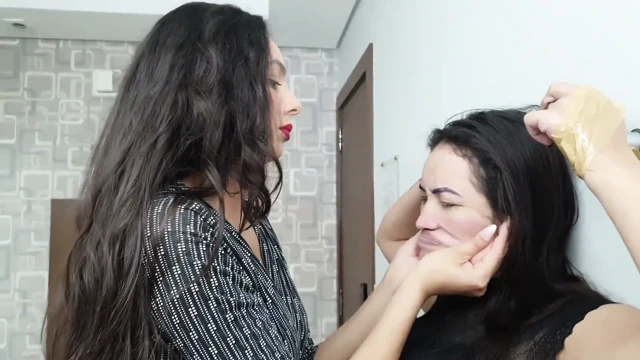 Eller aşırı sıkıyor - seksi eller ve güçlü yüz masajı
