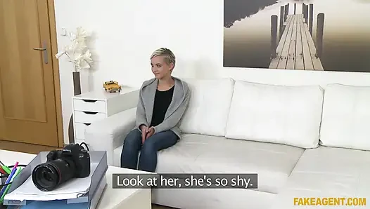 Fake Agent - model masada en iyi hareketlerini gösteriyor