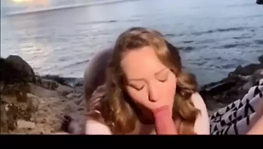 Kabarcık popo civciv kahrolası üzerinde plaj