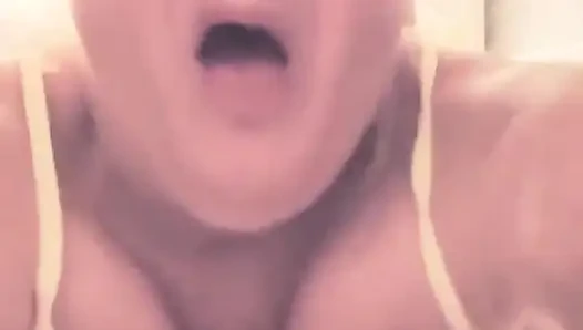 Arkadaşlar bu yüzden sikişiyor ve banyo kapısını kilitliyor
