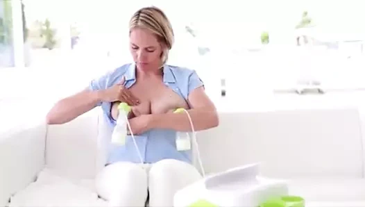 sarışın çift göğüs pompalama gösterir