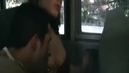 Olgun esmer orta yaşlı seksi kadın yarak emiyor ve otobüste sikiliyor