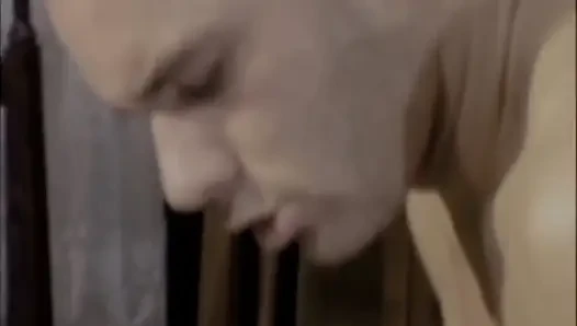Ona iyi bir masaj yapıyor ve o da onun vajinasını ve poposunu sikiyor