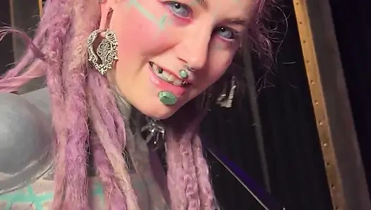 Gotik mürekkep kraliçesi büyük takma yarakla anal deliği parçalıyor