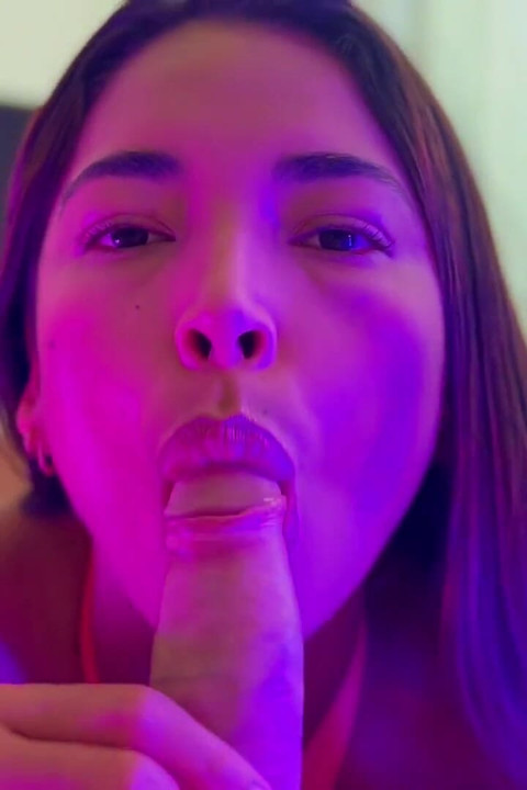 Latin porno yıldızı Mianins'ten neon ışıkta bakış açısı sakso