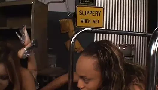 Seksi göt lezbiyen babes üzerinde zemin parmak kahrolası kedi ve sağladım