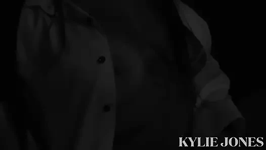 Kylie Jones zindanda sikiş makinesi tarafından mahvediliyor