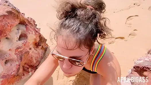 April büyük göt plajda dağınık bir su sporları fantezisinin tadını çıkarıyor