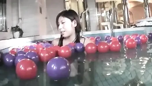 Havuzda Japon oturumu
