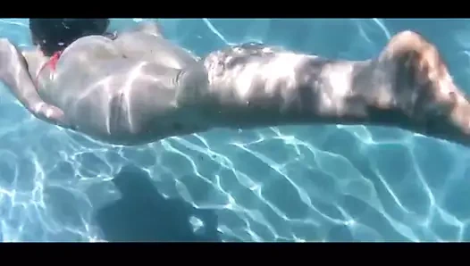 Britney ampute çıplak yüzme