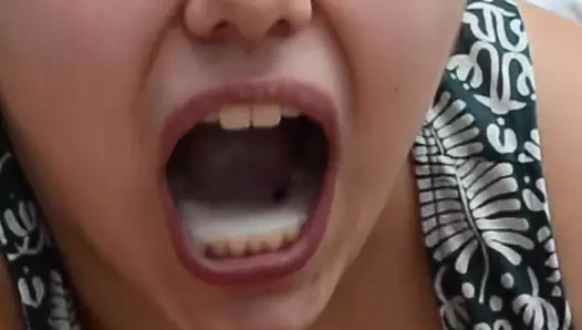 Amatör kız ağzına boşalana kadar yarak emiyor