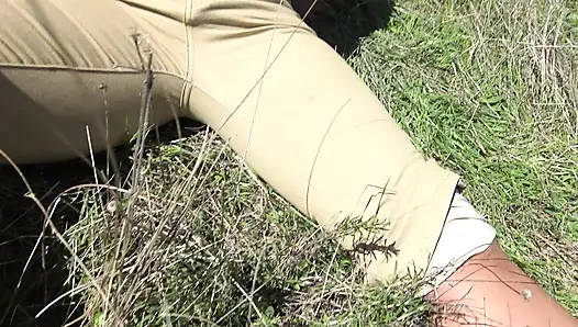 Azgın İtalyan orta yaşlı seksi kadın herkesin içinde yabancıya mastürbasyon yapmak için göğüslerini gösteriyor