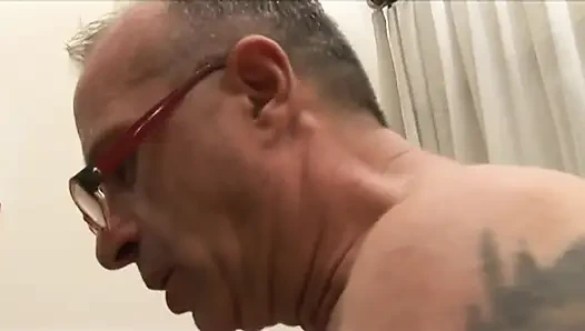 Ateşli ve seksi genç kız edepsiz üvey babası tarafından sikiliyor