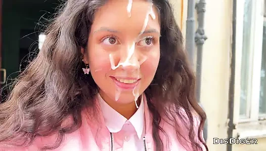 Sevimli bir öğrenci sikildi, yüzüne boşalttı ve okula dölle kaplı gitti!