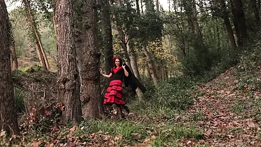 Polka Dot Etekli Hatun Ormanda Sert Sikiliyor