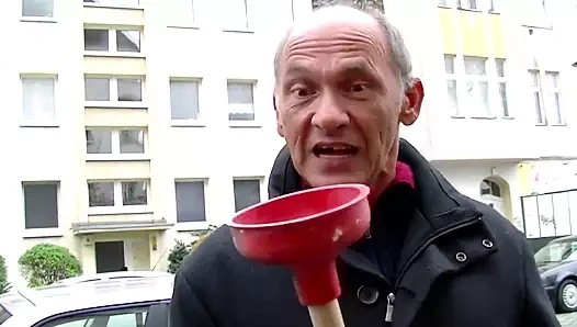 Kızıl saçlı nine parmaklanıyor ve derinden sikiliyor