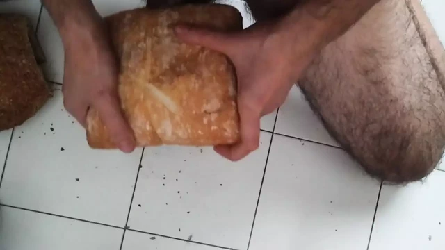 Ekmek somunlarını sikiyor