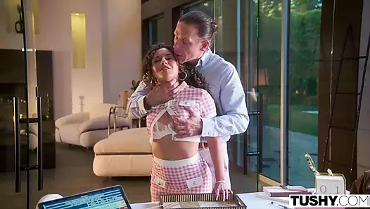 Tushy anal takıntılı asistan Liv patronu Mick için esnetiyor