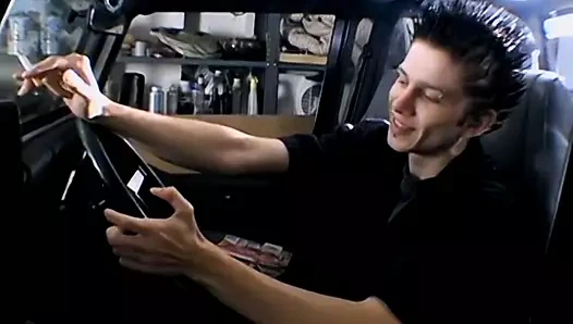 Freaky tatlı ian madrox bir puro ve güzel bir masturbasyondan hoşlanır