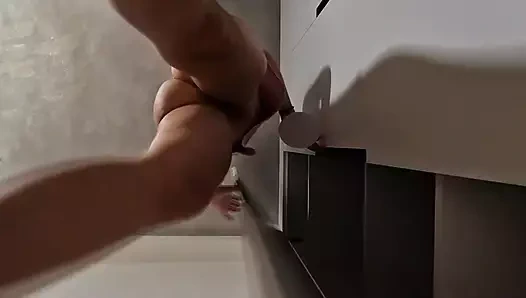 Ev hanımı ev işi yaparken yakalandı.