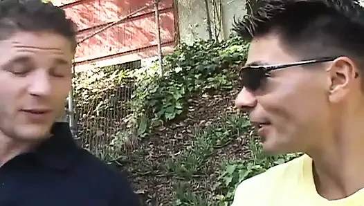 Orta yaşlı seksi kadın Vicky Vette açık havada büyük göğüsleriyle sikişiyor
