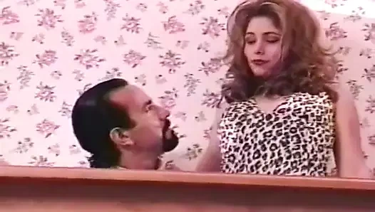 İki ateşli tombul hatunla sikişiyor ve dölle banyo yapıyor