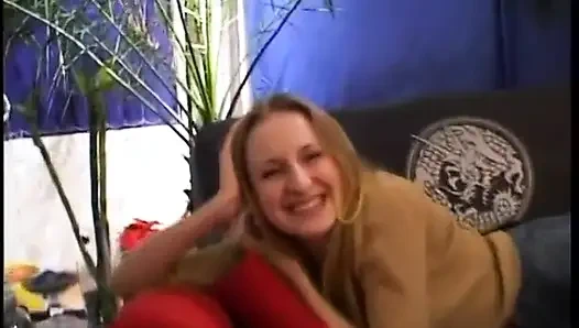 Seksi vücutlu güzel genç kız sert yarağı emiyor ve biniyor