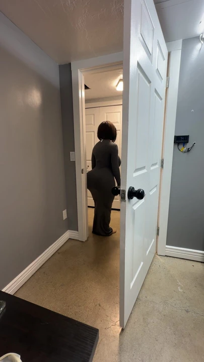 Yeni gri elbisemin büyük götüme ve göğüslerime nasıl baktığını seviyorum | Klip 1