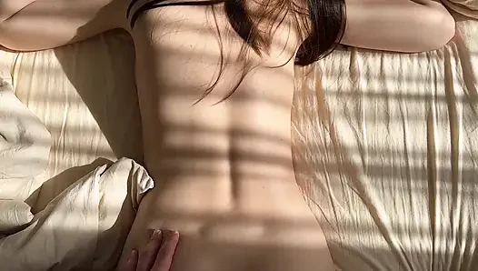 Ateşli üvey kız kardeş sabah seksi istiyor ve üvey kardeşinden alıyor