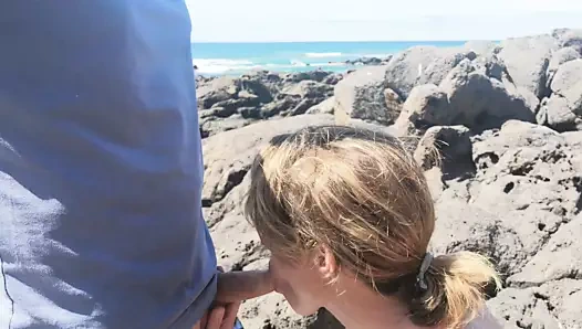 Sahilde insanlarla halka açık heyecan verici oral seks