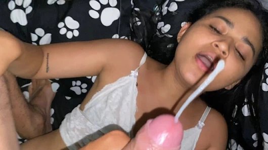 Bana pedikür yaptıktan sonra sikildim ve üvey kız kardeşimin yüzüne geldim