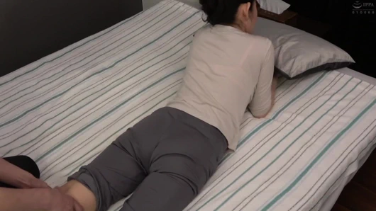 Ona masaj yaparken pantolonumu indiriyorum... - part.1