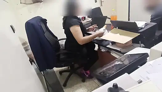 İş ofisimde bir eve teslimat hizmeti sipariş ettim ve kurye adam beni o kadar sert yakaladı ki masam kırıldı