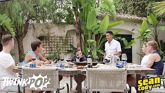 Yakışıklı delikanlılar Justin ve Ethan sekiz delikanlı tarafından ateşli bir grup seks partisine çekiliyor - twinkpop