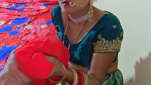 Güzel yeni evli çift yatak odasında romantizm seks net Hintçe ses