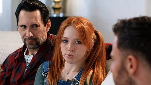 Saf tabu - minyon üvey kızı Madi Collins'i sırlarını saklamak için bir sosyal hizmet görevlisiyle paylaşıyor