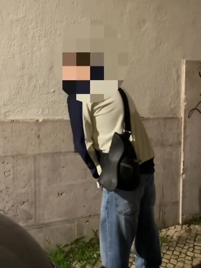 Sokakta işeyen amatör oğlanların derlemesi
