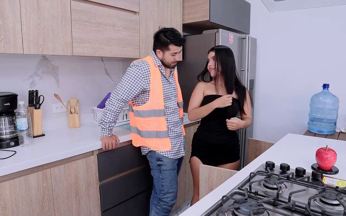 Çok küçük bir elbiseli bir mimarı amcığıma boşaltması için baştan çıkarıyorum