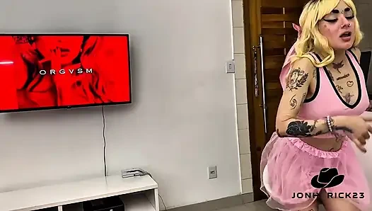 Kira eş, kürklü ev hanımıyla sevişiyor