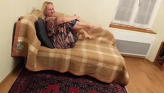 Sarışın olgun eş arada seksten hoşlanır