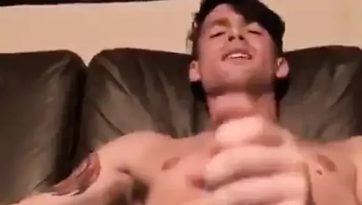 Güzel delikanlı çok fazla boşalmak vuruyor