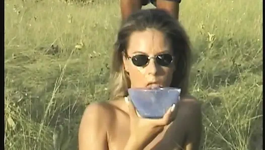 Blondes schätzchen trinkt tropfende pisse-Schüssel im wilden gangbang