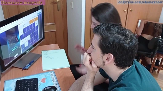 Genç öğrenci şantaj, pov oral seks, ağzına boşalmak, yutmak.